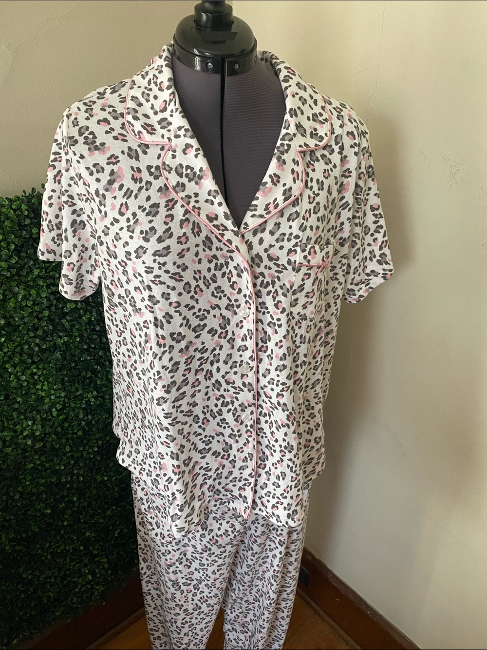 Karen Neuburger White Pink and Gray Leopard Print Pajama Set